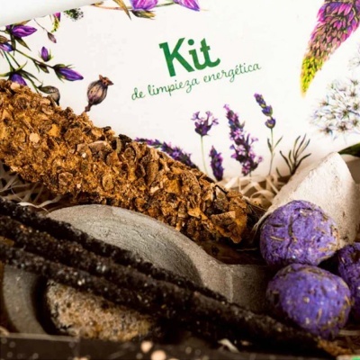 Kit de limpeza energética com elementos naturais e decoração floral