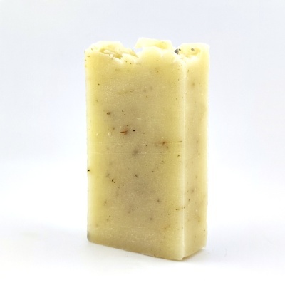 Sabonete em barra crème com partículas escuras e textura irregular