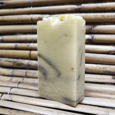 Sabonete artesanal retangular marmoreado amarelo e marrom sobre bambu