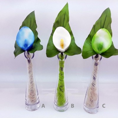 Três vasos com flores artificiais coloridas e folhas verdes