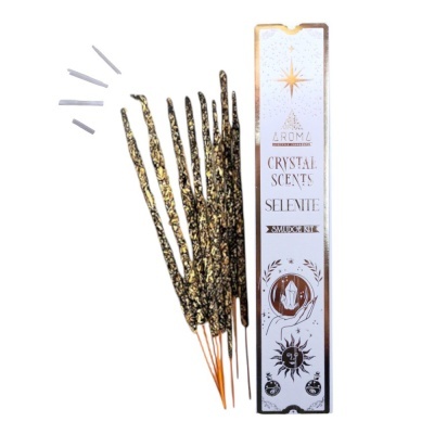 Conjunto de incensos aromáticos com varas douradas e caixa branca decorada