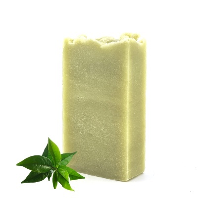 Sabonete sólido verde claro com folhas verdes em fundo branco