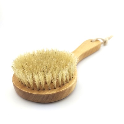 Escova de banho de madeira com cerdas naturais e cordão para pendurar