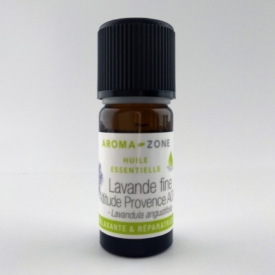 Frasco pequeno de óleo essencial com etiqueta branca e texto verde e preto sobre fundo branco