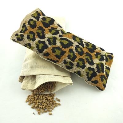 Saquinhos de tecido, um com padrão animal print, outro cru e um com grãos a sair