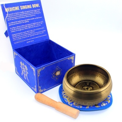 Taça de canto metálica dourada com malhete de madeira e caixa azul decorada aberta