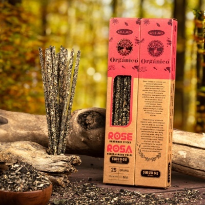 Incensos orgânicos Rose Rosa em bastão na embalagem kraft com fundo natural