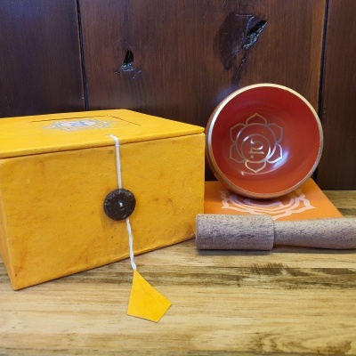 Conjunto de sino tibetano com almofada, pilão de madeira e caixa amarela