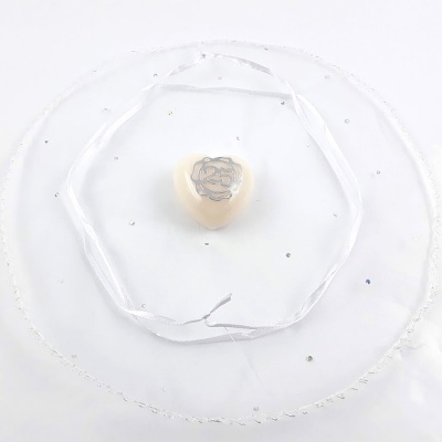 Colar com pingente de coração creme e fita branca transparente com brilhantes