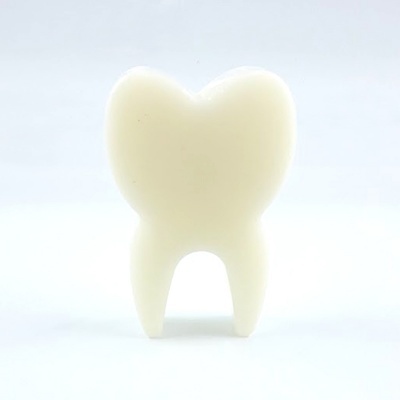 Figura branca em forma de dente sobre fundo branco