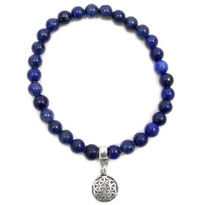 Pulseira azul com contas e pendente metálico prateado com padrão geométrico