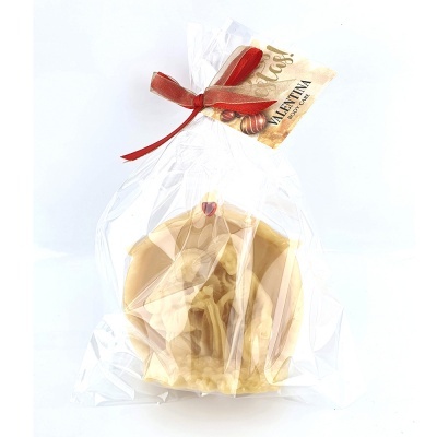 Presépio natalício de cera em embalagem transparente com fita vermelha e etiqueta.