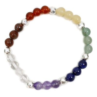 Pulseira elástica colorida com contas diversas e esferas prateadas, em fundo branco