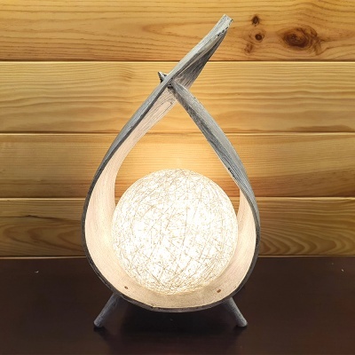 Abajur com base de madeira curva cinzenta e esfera luminosa branca