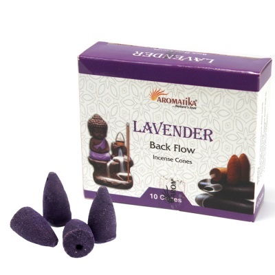 Caixa roxa e branca de cones de incenso Aromatika lavanda com 10 cones ao lado