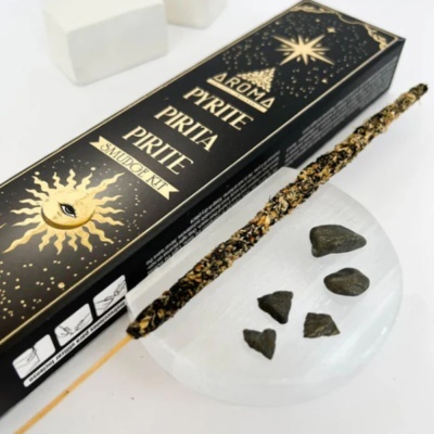 Kit de incenso smudge com pau aromático e pedras de pirite em base branca