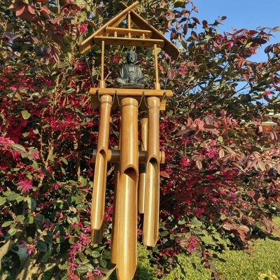 Móbile de vento de bambu com figura de Buda metal