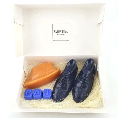 Caixa branca com sapatos e letras azuis