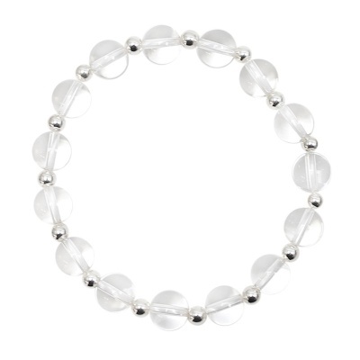 Pulseira de contas transparentes e prateadas sobre fundo branco