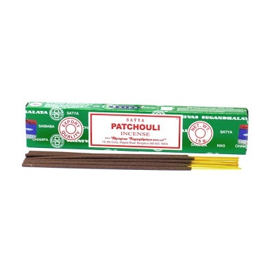 Caixa verde e branca de incenso SATTA Patchouli com varetas castanhas