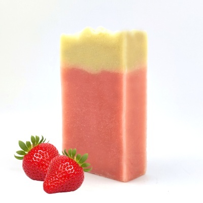 Sabonete retangular bicolor com dois morangos frescos ao lado