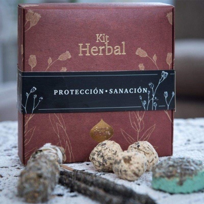 Kit Herbal em caixa castanha com banda preta e ervas secas em redor