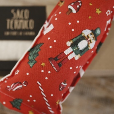 almofada térmica vermelha com padrão natalício e soldado de brinquedo