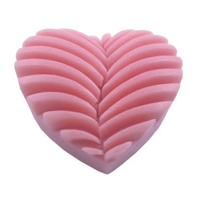 Sabonete rosa em forma de coração com padrão em relevo