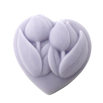 Sabonete lilás em forma de coração com relevo de tulipas