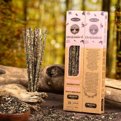 Incensos orgânicos MYRRH MIRRA da marca ULLAS em caixa de papel com paus de incenso e serradura sobre troncos rústicos