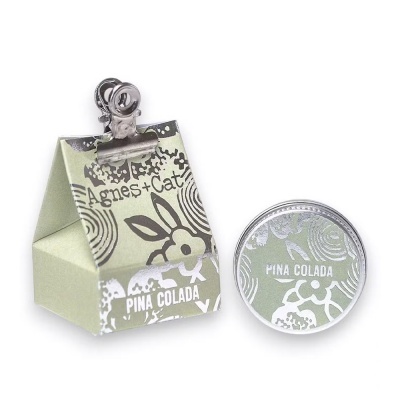 Clipes de metal e embalagem com padrão e texto PINA COLADA