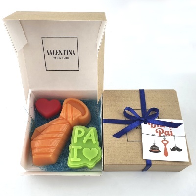 Caixa de presente com sabonetes em formas de coração, gravata e palavra PAI