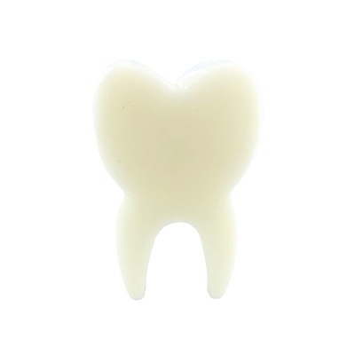 Objeto branco em forma de dente sobre fundo branco