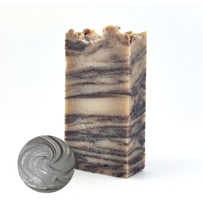 Sabão marmoreado creme e cinzento com amostra redonda em fundo branco