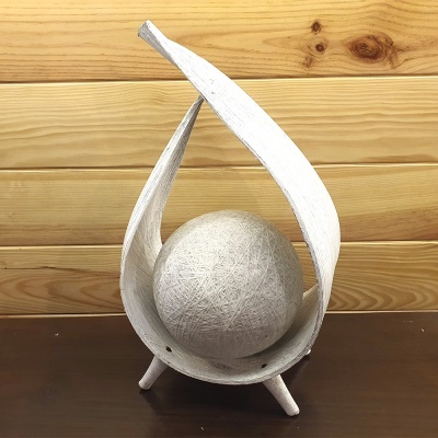 Escultura decorativa branca com esfera e lâminas curvas em madeira