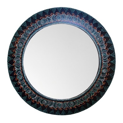 Espelho redondo com moldura decorativa azul, branca e vermelha