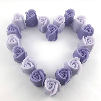 Velas em forma de rosa lilás organizadas em forma de coração