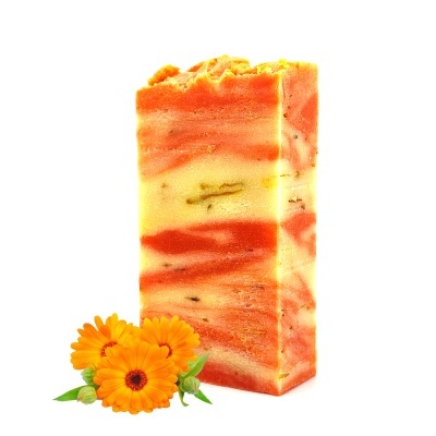 Sabonete artesanal marmoreado com flores alaranjadas