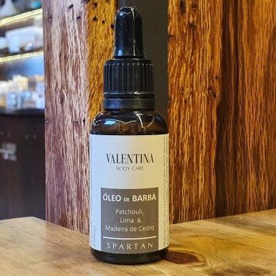 Frasco de óleo de barba Valentina Body Care em mesa de madeira