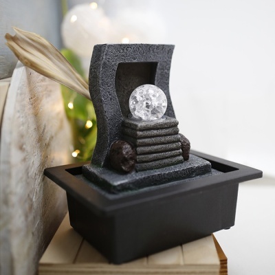 Fonte decorativa pequena de mesa preta com esfera translúcida e elementos horizontais