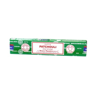 Caixa verde de incenso Satya Patchouli com texto vermelho e branco.