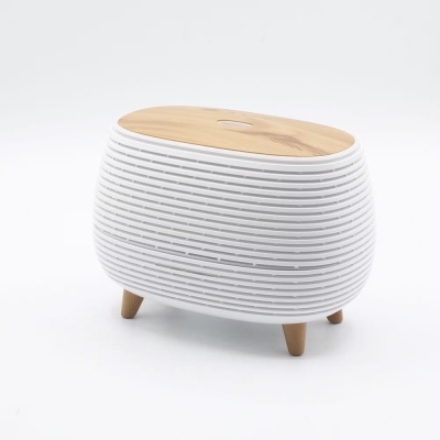 Cesto de roupa branco com tampa e pés em madeira clara