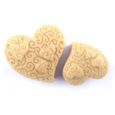 Dois corações de biscoito bege claro com padrão arabesco