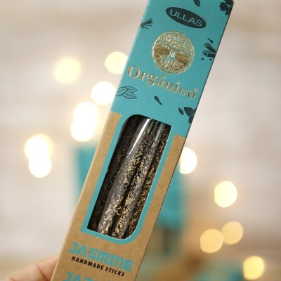 Caixa de incensos de jasmim com embalagem azul-turquesa e castanha com texto em dourado e azul