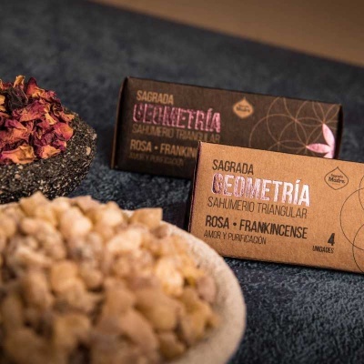 Pacotes de sahumerio triangular com resina e pétalas secas em tigelas rústicas