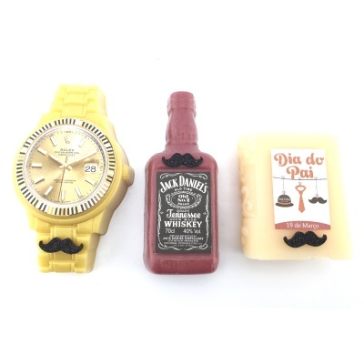 Relógio amarelo, garrafa vermelha de whiskey e vela amarela para Dia do Pai com bigodes decorativos.