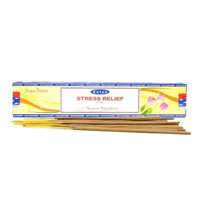 Caixa de incenso Satya Stress Relief com paus castanhos e design amarelo e azul