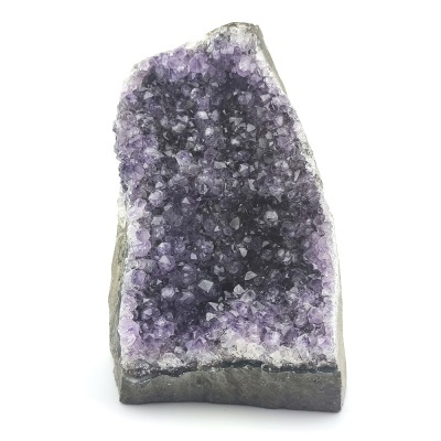 Cristal de ametista roxo com base cinzenta sobre fundo branco