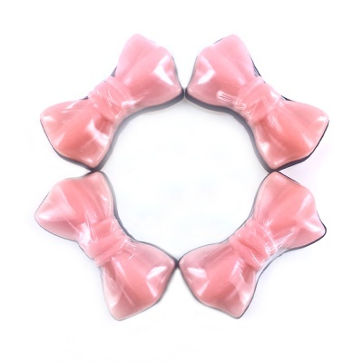 Quatro laços cor-de-rosa brilhantes organizados em círculo