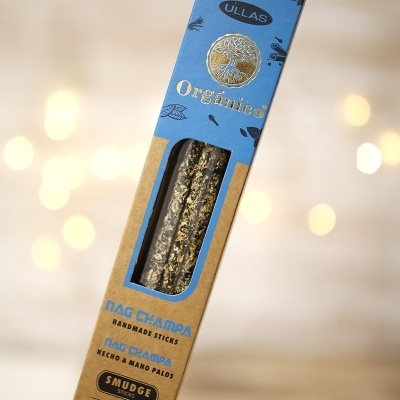 Caixa de incensos Nag Champa Orgânico ULLAS com pauzinhos visíveis